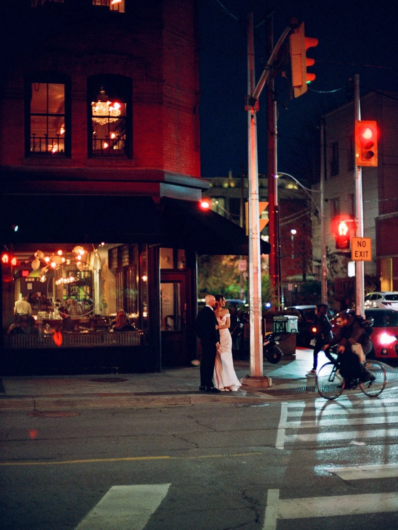 Lindsay and Jarrad at Manita, Rosedale. Always love a restaurant wedding 🍷🍝 

So lucky to have couples who include us in the experience of their day and make us feel like family 🤍

#torontoweddingphotographer #torontoweddingphotography #filmweddin