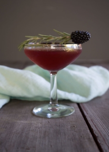 This+Earl+Grey+Blackberry+Bourbon+Cocktail+is+rich,+warm+and+fruity.+It’s+the+perfect+cocktail+to+drink+as+summer+turns+into+fall.+Get+the+recipe..jpeg