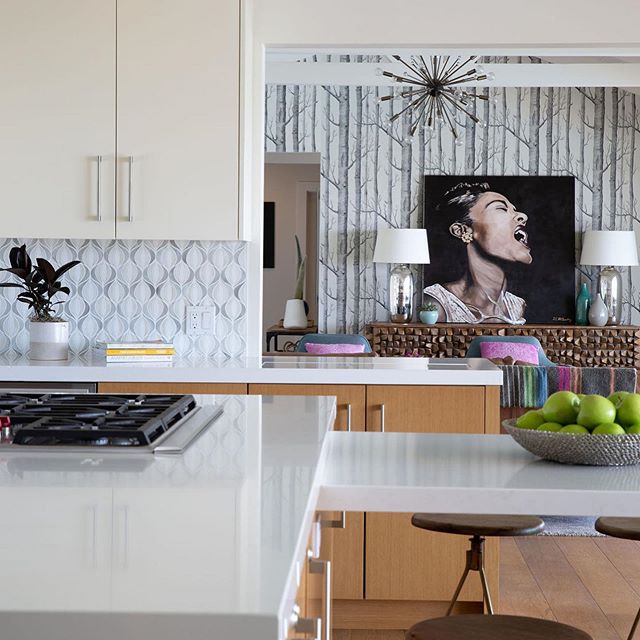 This client wanted the TV in their kitchen to be discreet. Swipe to see where we snuck one in...it also swivels to be viewed in the living room! Design: @hayleybridgesdesign 📷: @leperestudio #hayleybridgesdesign #kitchendesign #interiordesign #kitch