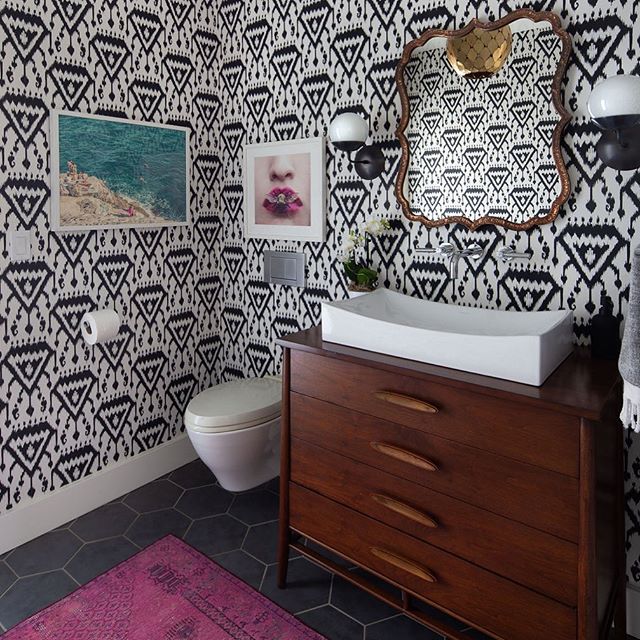 Just about every designer would agree that powder rooms are places to have fun and experiment with pattern! I love how this vintage dresser gives the space warmth, while the wallpaper and artwork give it edge. Designed by: #hayleybridgesdesign 📷: @l