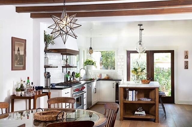 Another view of this gorgeous kitchen. Swipe to see how we opened the space up and changed the layout in order to have it function better for this family. Design: @hayleybridgesdesign 📷: @leperestudio