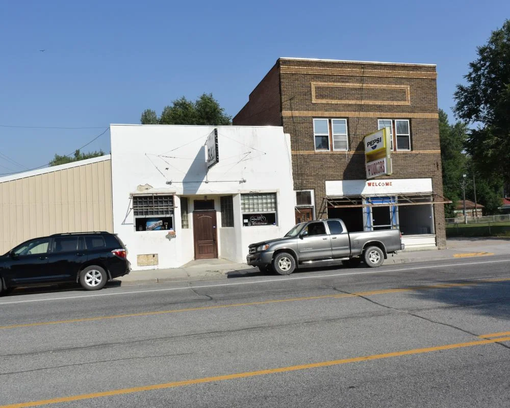 The Union Tavern is the white building to the left. 