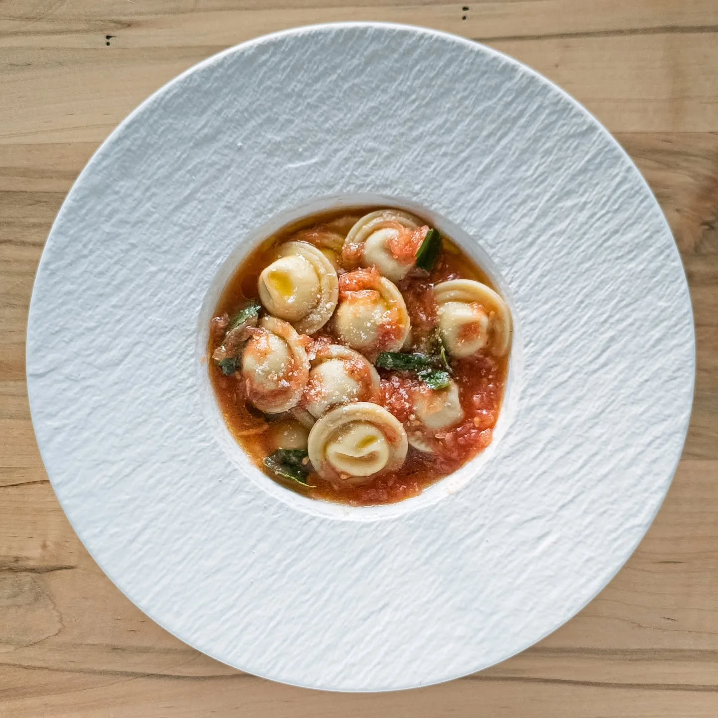 Got home from a weekend away with zero desire to hit the grocery store—thankfully I had some ravioli stashed in the freezer. Meryl ( @pastasocialclub )’s latest SubStack recipe for Pasta con Tomate came to the rescue. Dinner was ready in