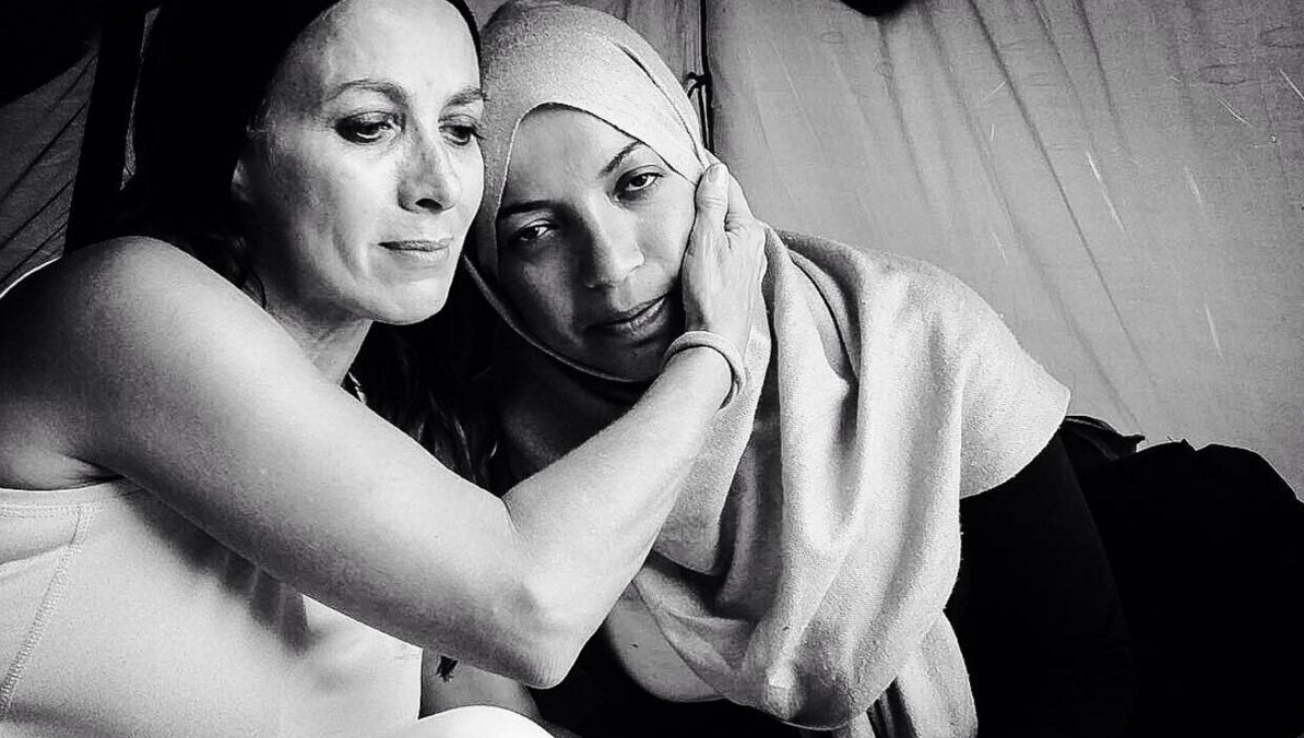 Volunteer doctor from Argentina hugs 5 month pregnant Syrian Refugee(Greece) PC: @fatigrafias