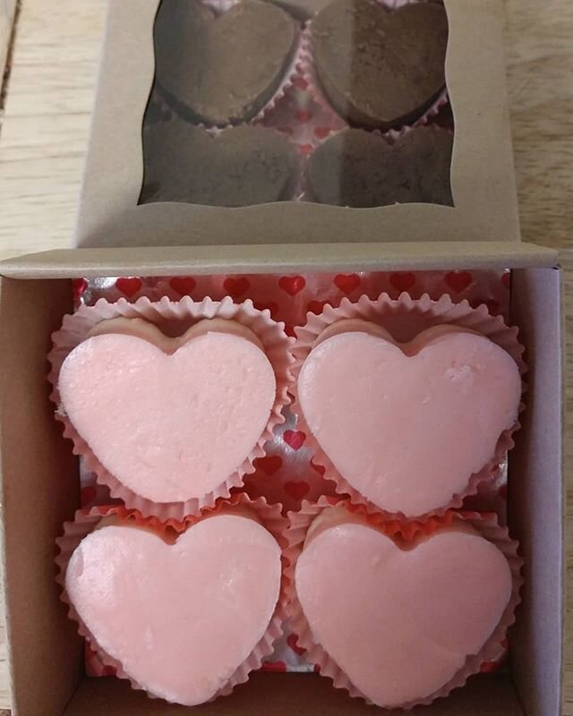 Heart shaped fudge in chocolate and strawberry cheesecake flavors. #hearts #chocolate🍫 #strawberry🍓 #cheesecake