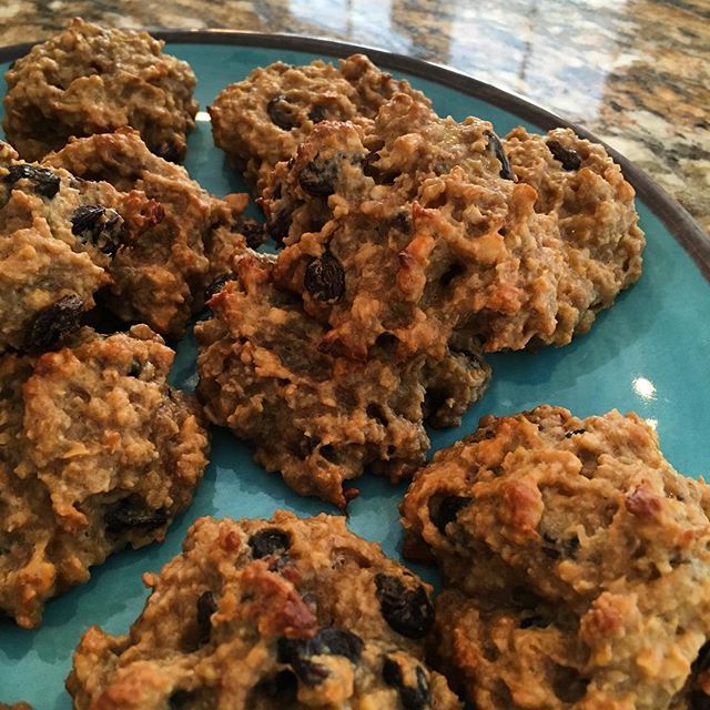Peanut butter, banana, oatmeal raisin cookies (gluten and sugar free!) .
.
Ingredients : (I&rsquo;m a haphazard Baker, I did no measuring but I&rsquo;ll guess!) .
.
- 2 ripe mashed bananas - 1 egg beaten - 1/3 c natural crunchy pb
- 1/4 c oil of choi