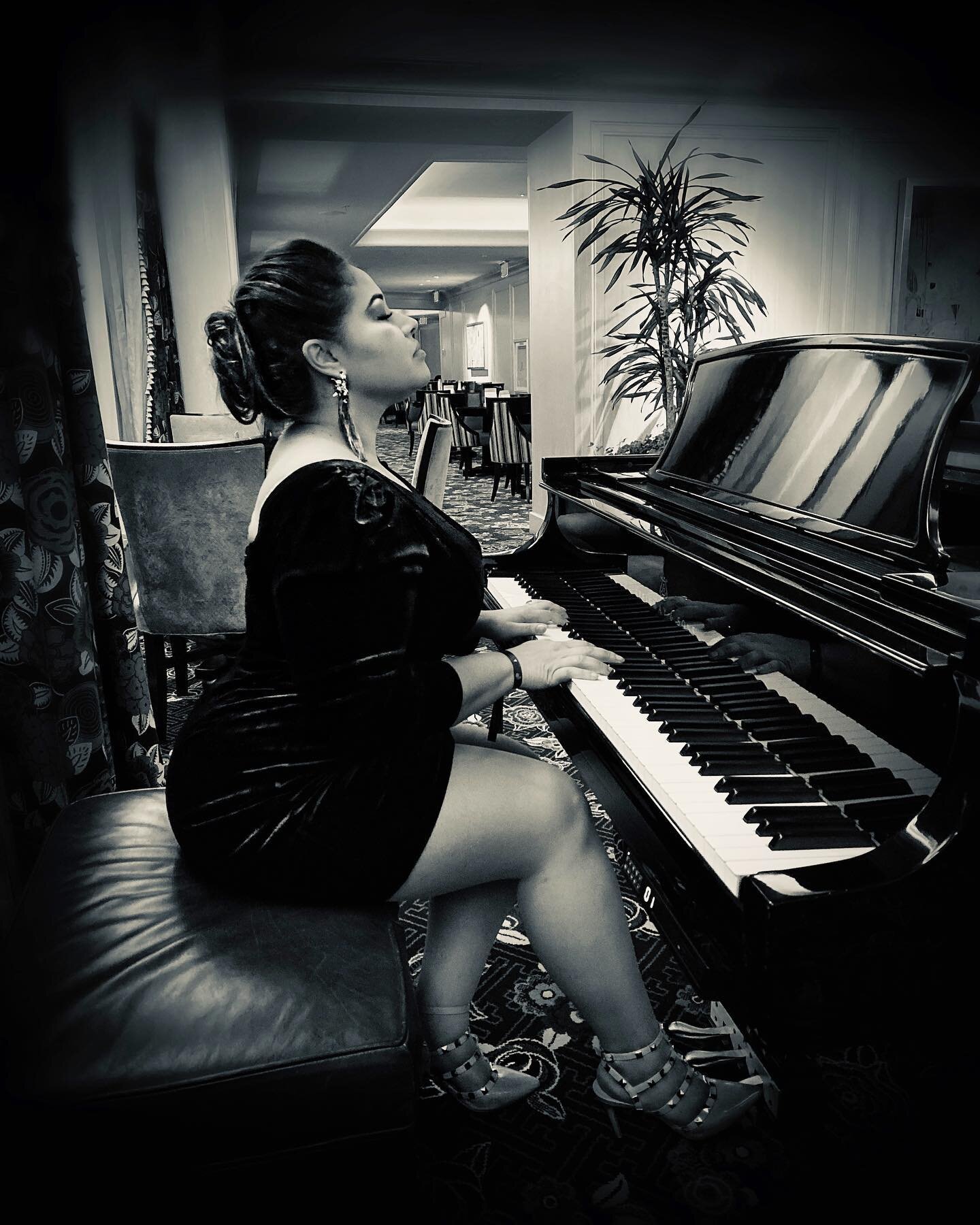 Thunder thighing on Music Monday. .
.
#Music #Vegas #Flashback #LatinGrammys #Piano #thickthighssavelives #rtrambassador 👗 @adelynraeofficial