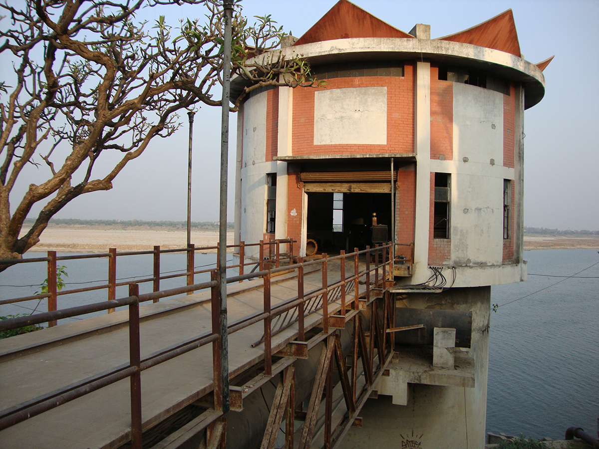 Ganges water plant Varanasi.JPG