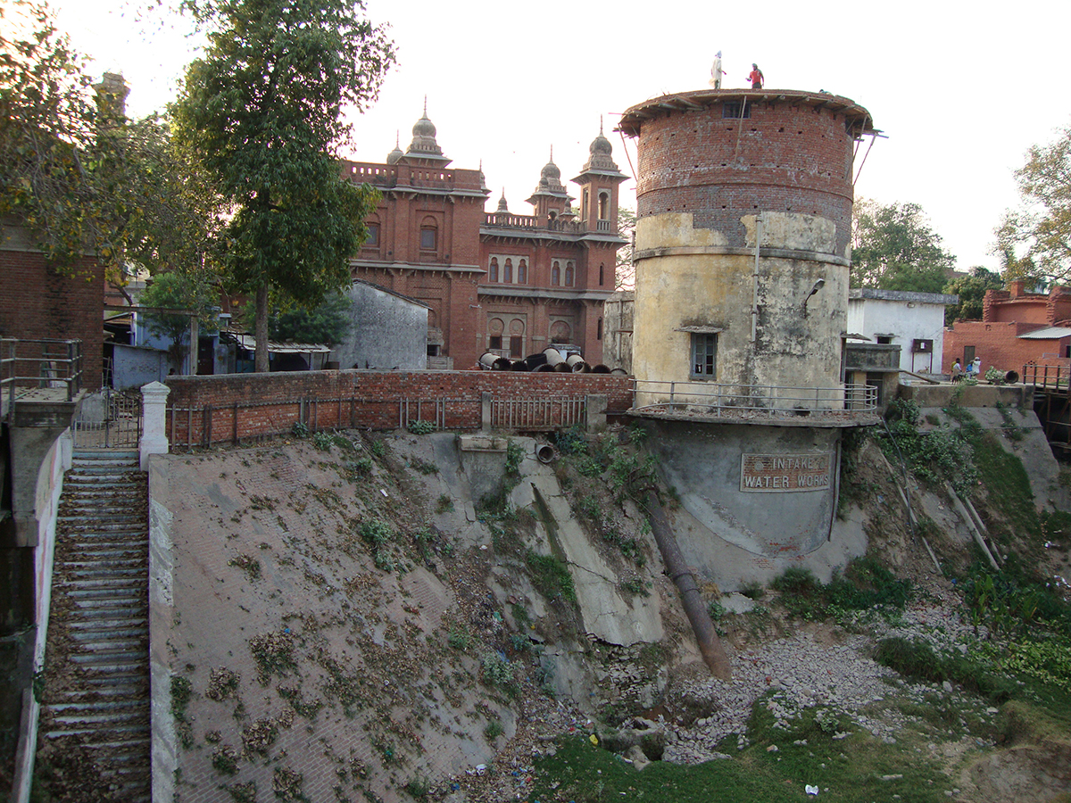 intake tower Varanasi.JPG