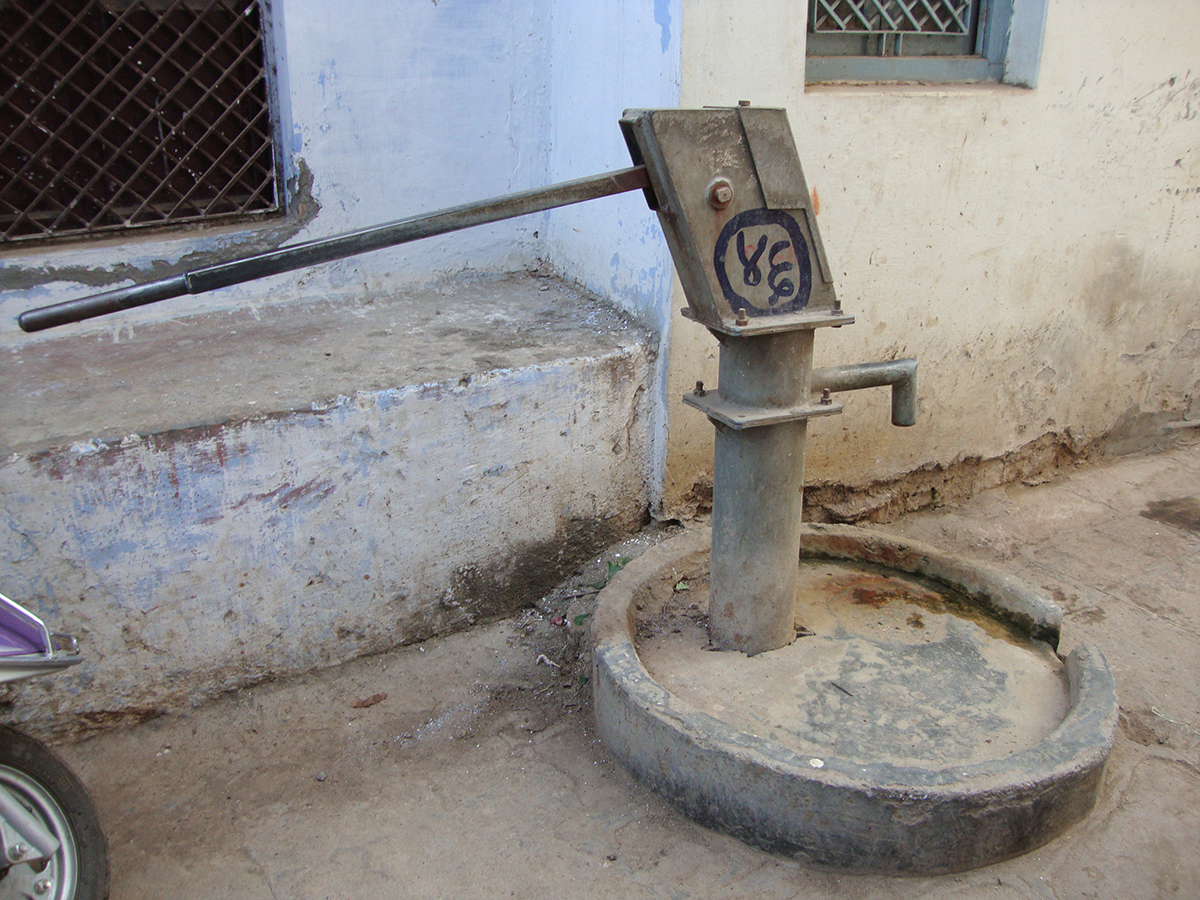 Street pump Varanasi.JPG