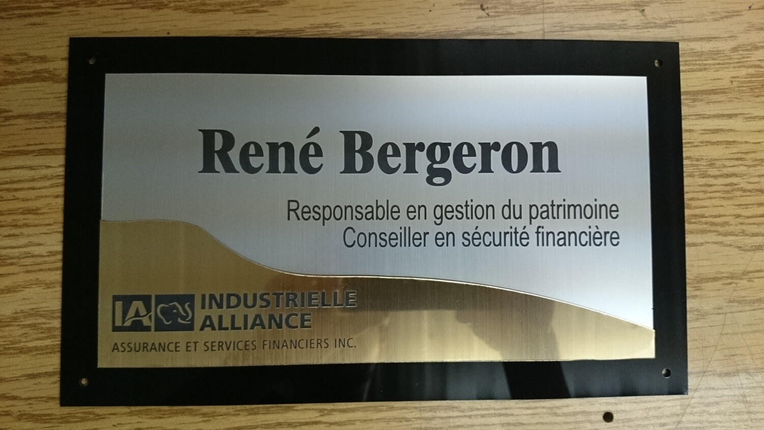 Plaque d'identification pour un bureau