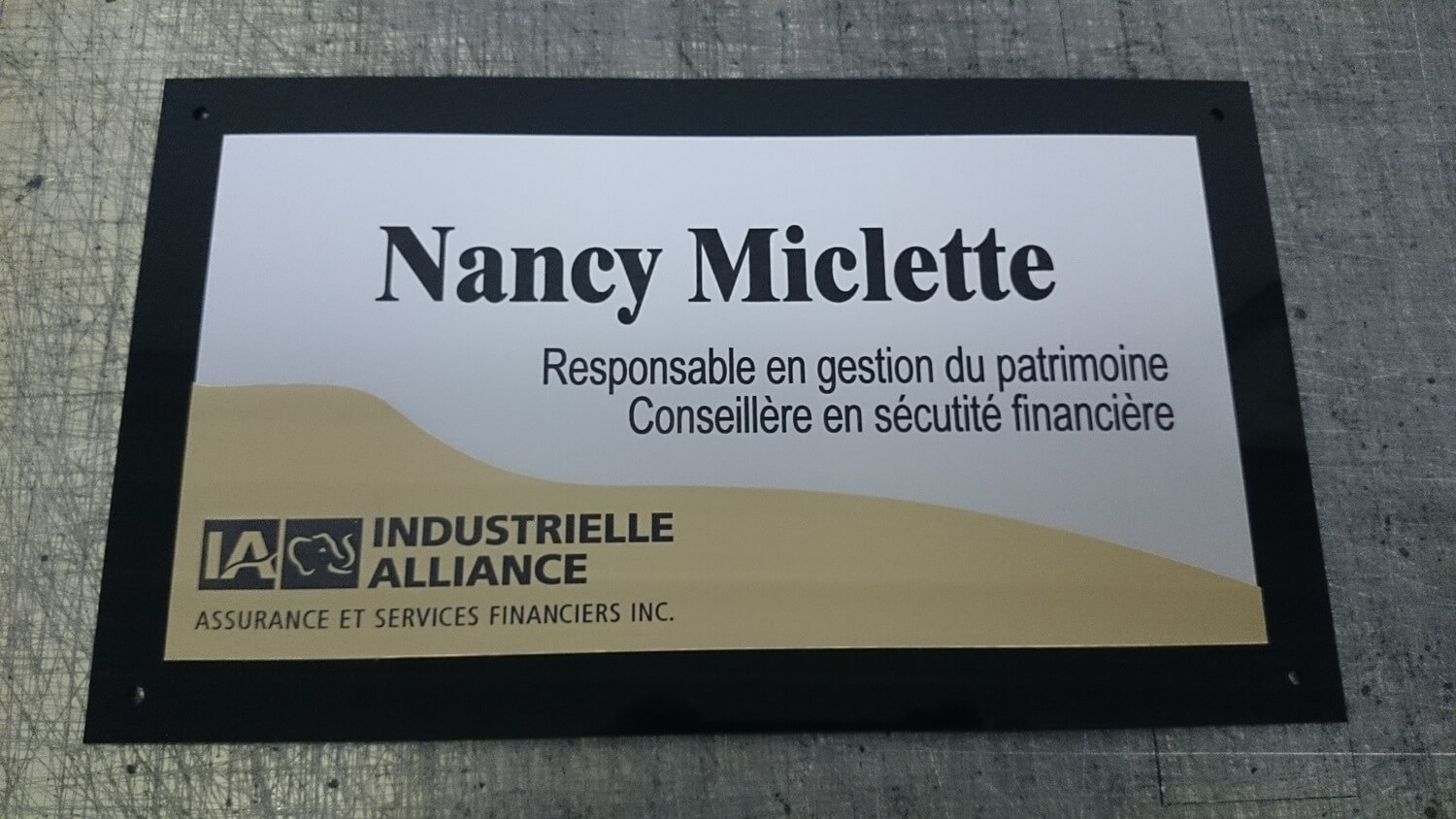 Plaque d'identification pour un bureau