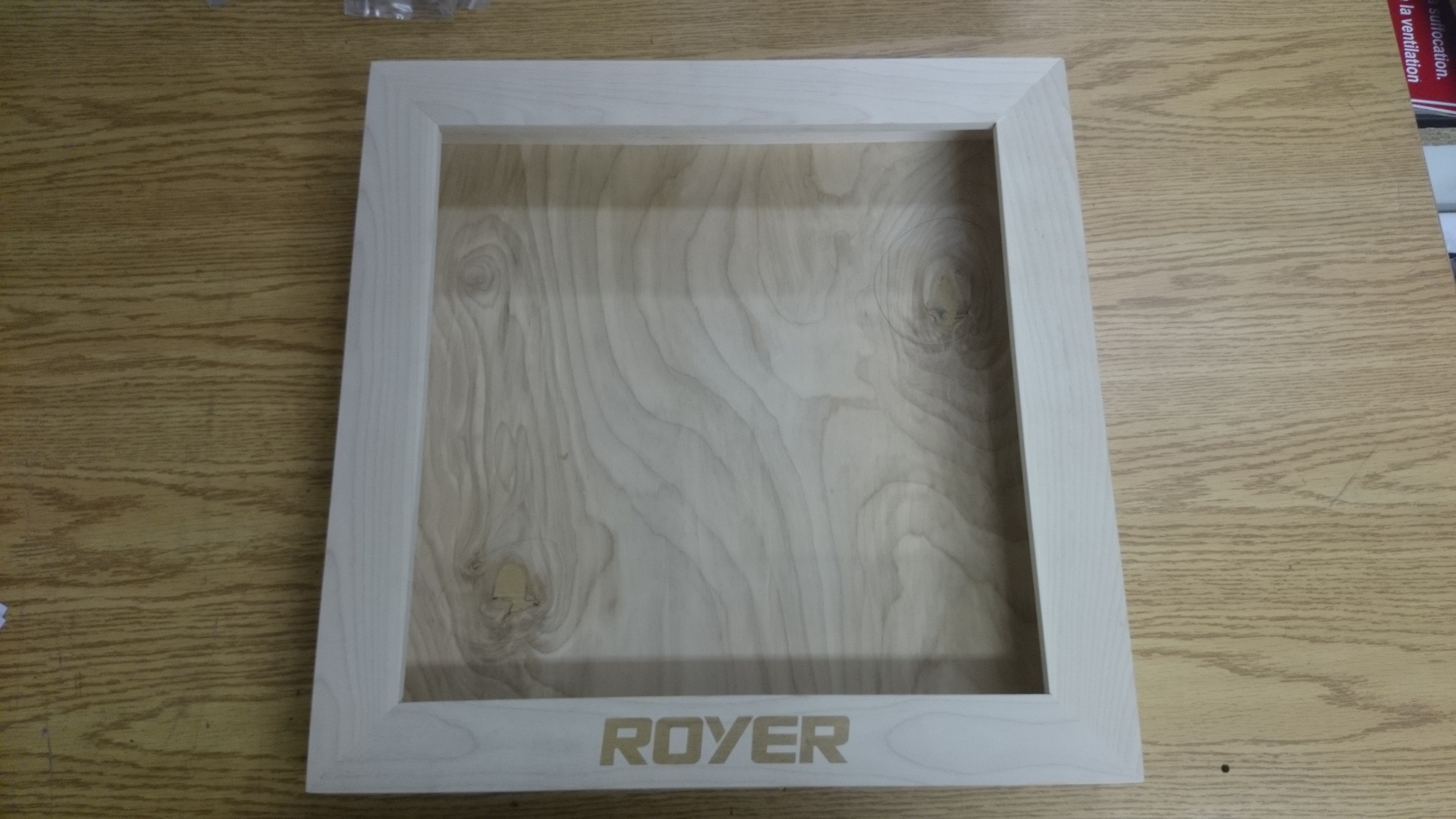 Cadre en bois sur lequel le logo de Royer a été gravé au laser par Systana Gavure Laser