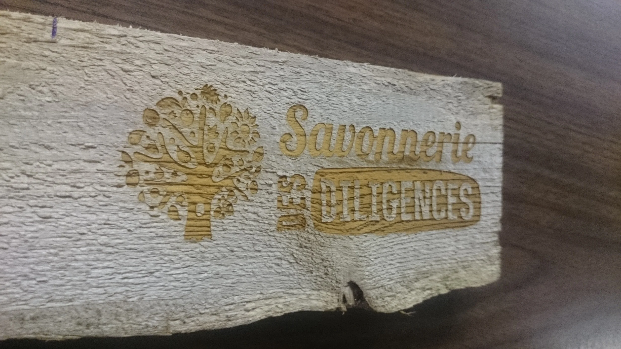 Planche de bois avec logo gravé