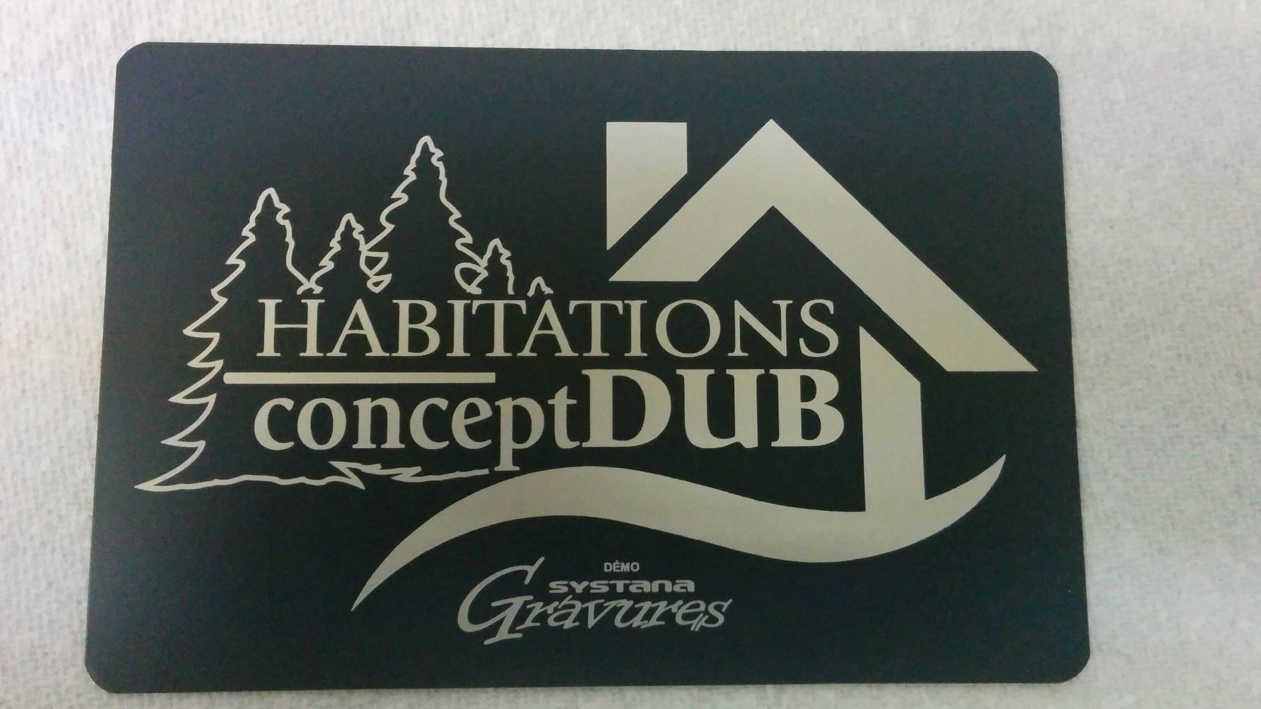 Plaque de plastique lamicoide gravée au laser avec le logo d'Habitation conceptDUB