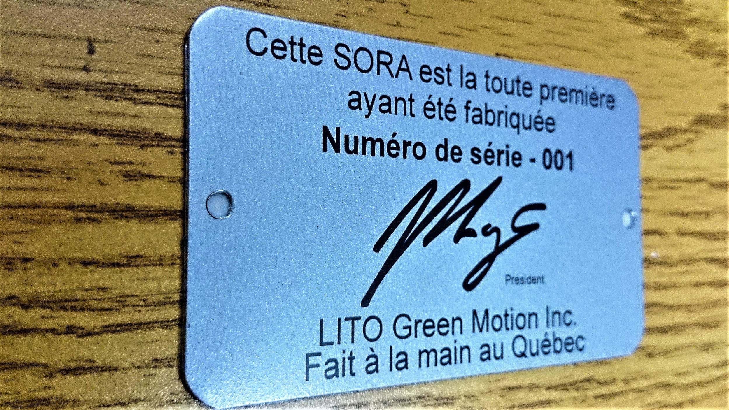 Plaquette d'aluminium avec gravure au laser de précision.