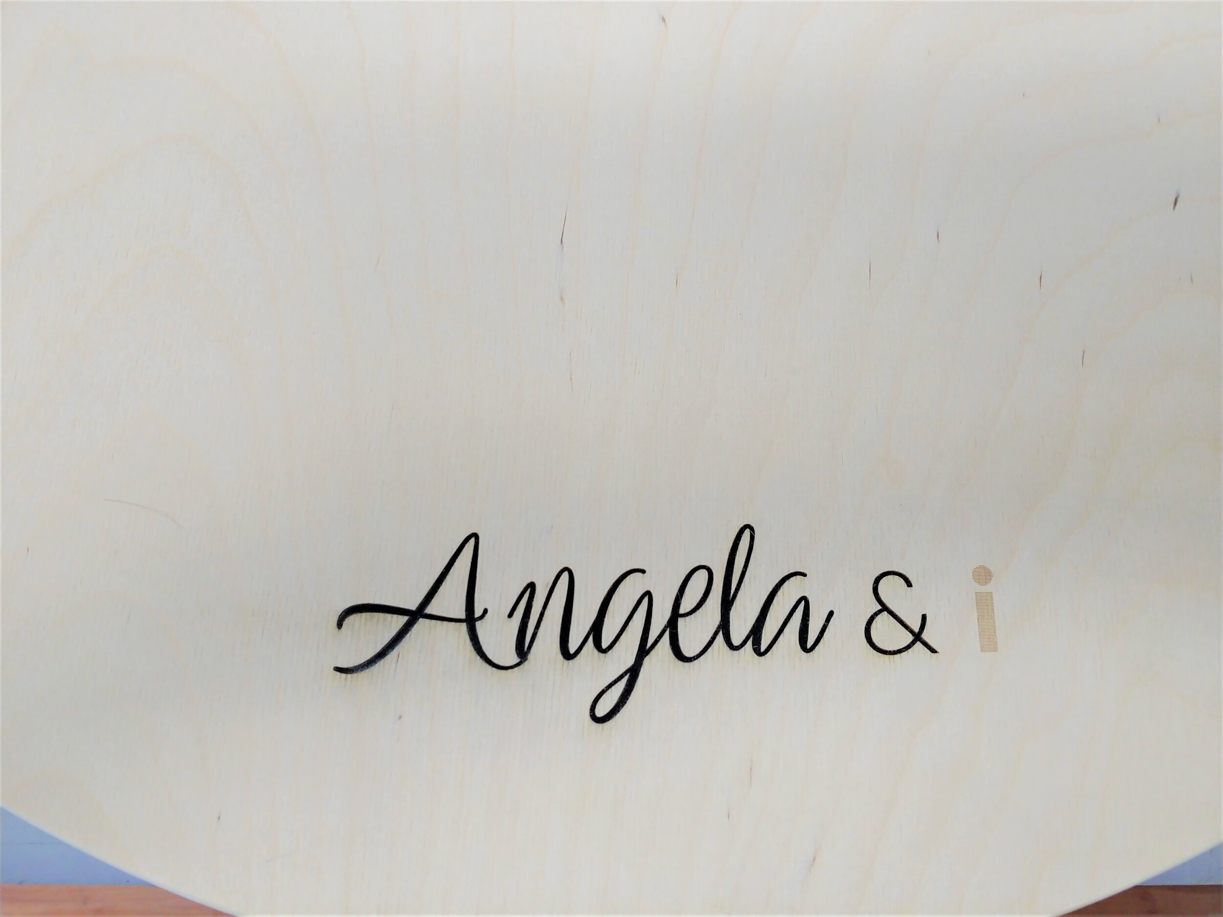 Logo d' Angela &amp; i, gravé au laser sur bois par Systana Gravure Laser