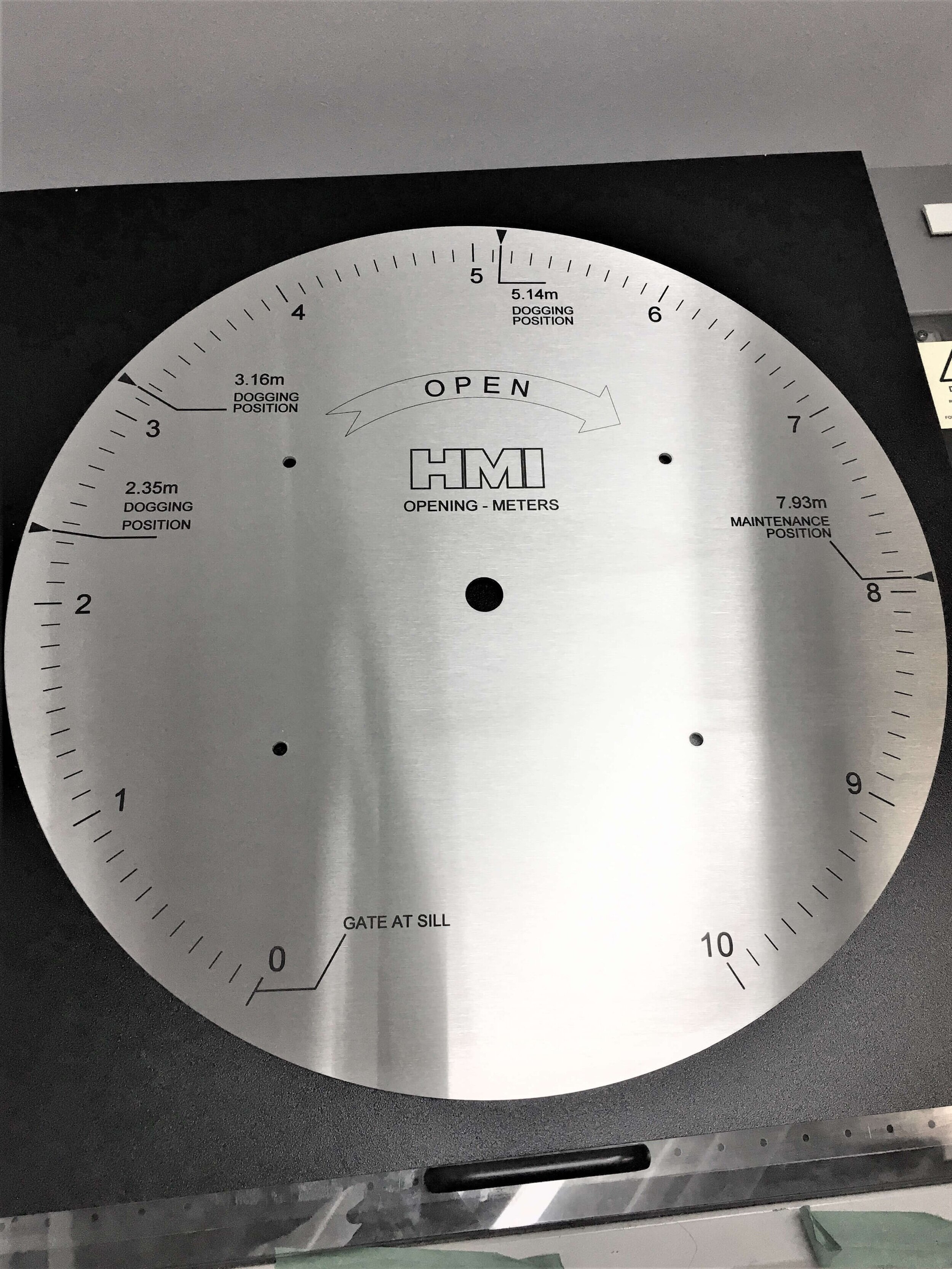 Pièce de machinerie en acier inoxydable marquée au laser par Systana Gravure Laser