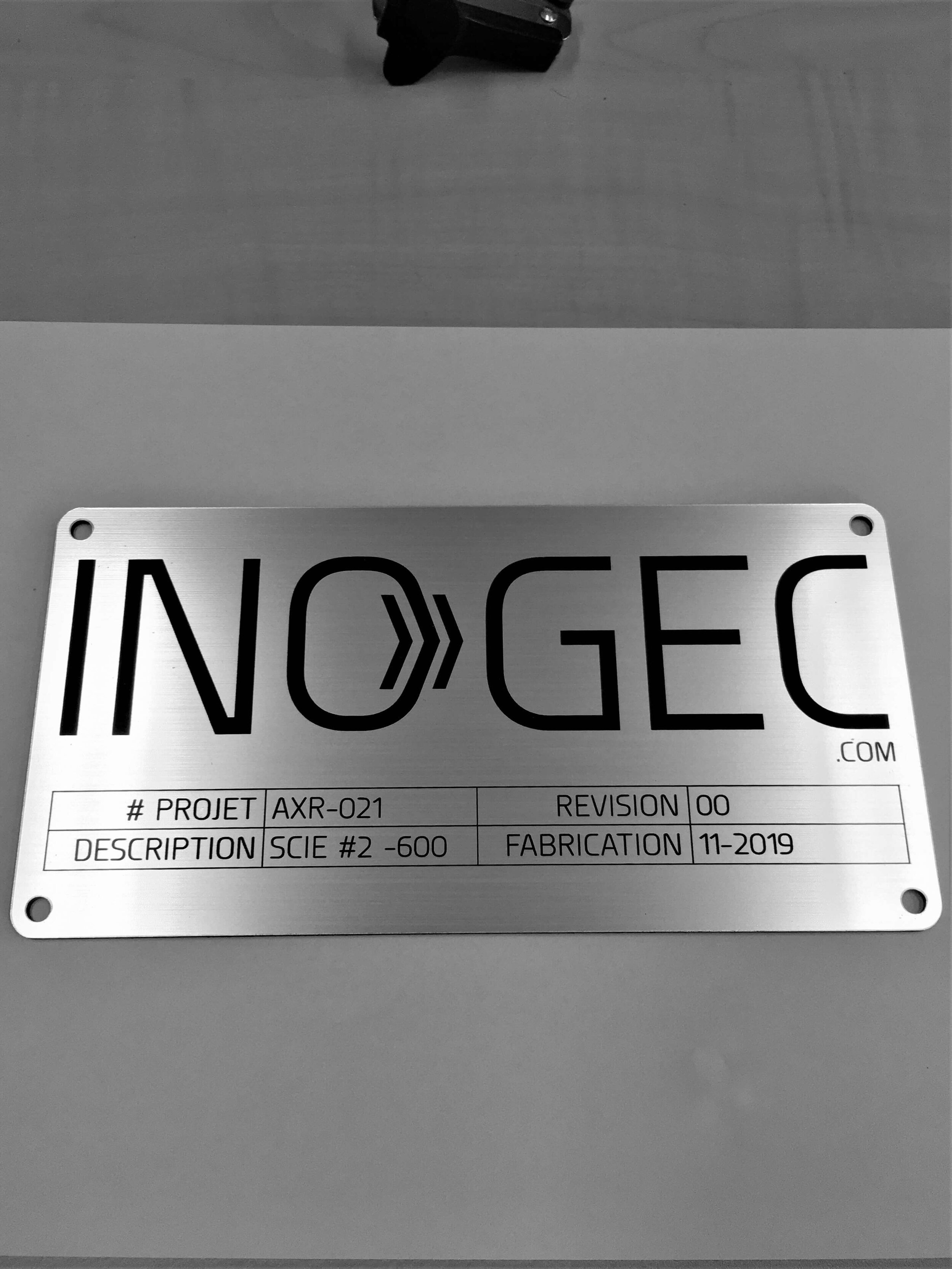 Plaque d'identification gravée laser sur de l'acier inoxydable (stainless steel)