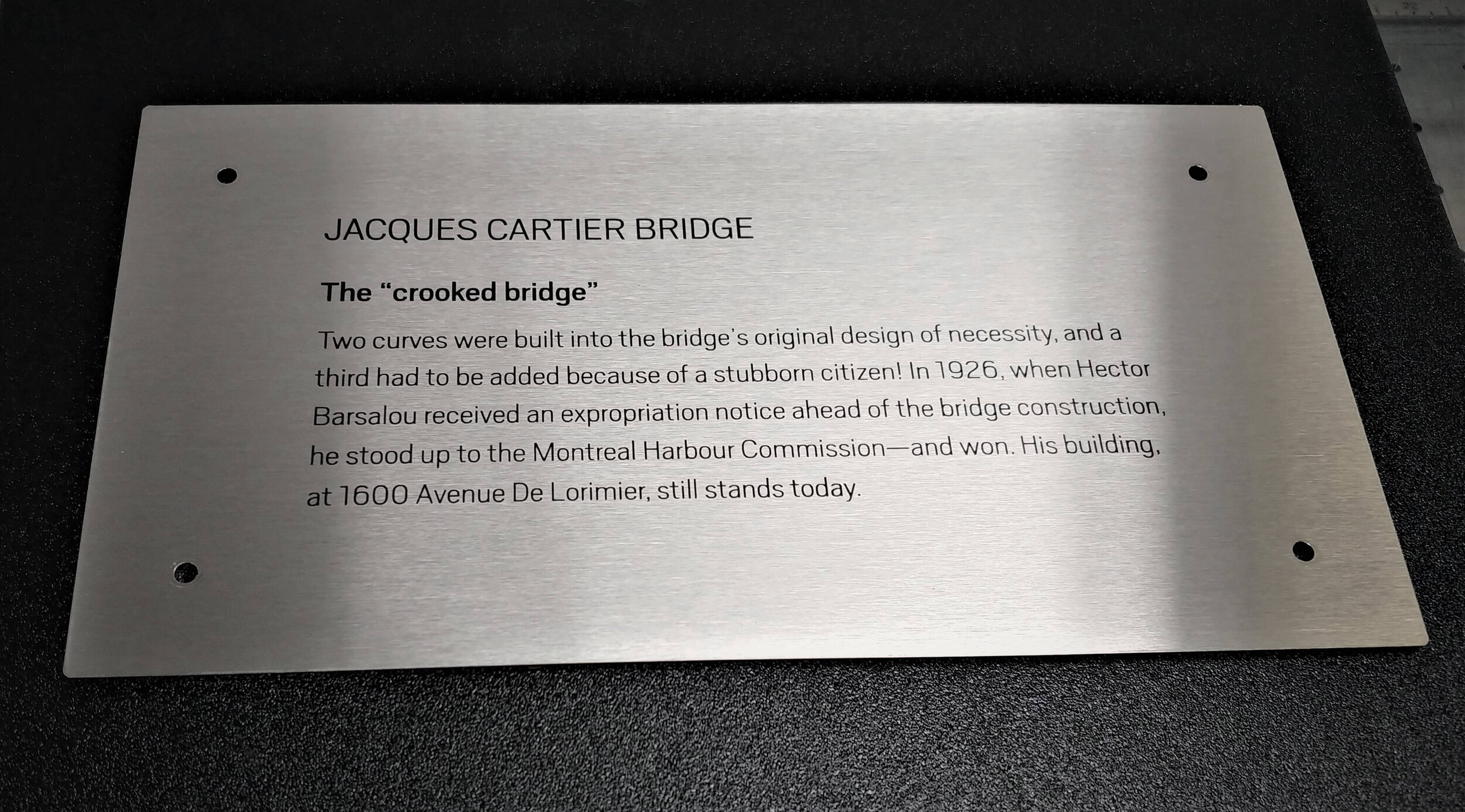 Partie de l'histoire du pont Jacques-Cartier marquée au laser sur acier inoxydable