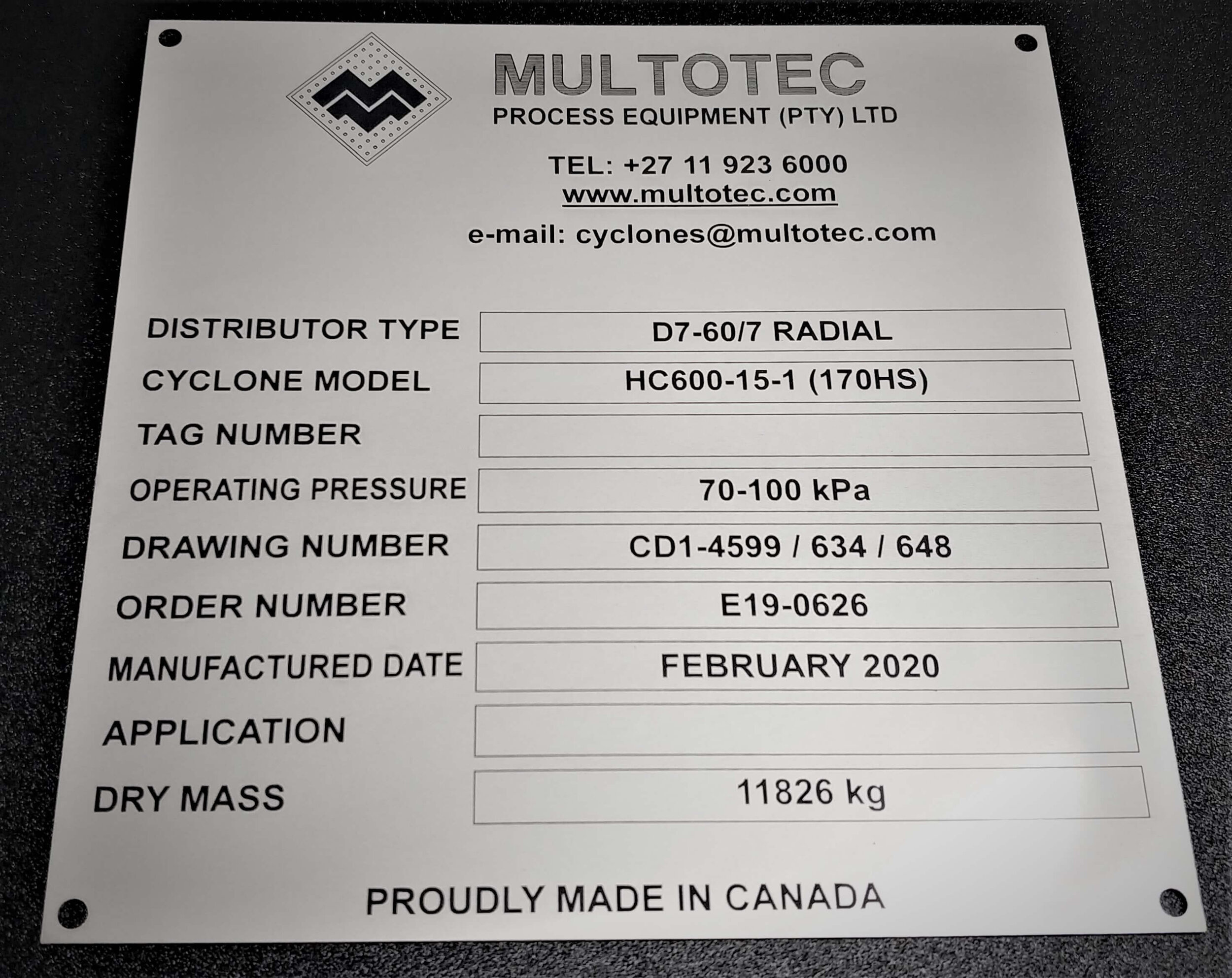 Plaque d'identification de machinerie marquée laser sur aluminium et acier inoxydable