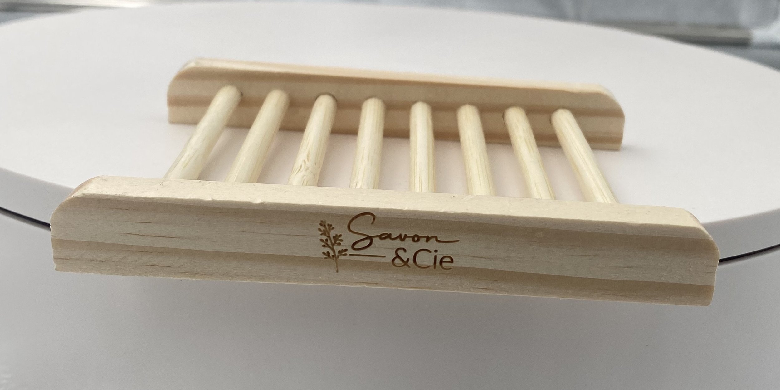 Un porte-savon en bois avec le logo de Savon &amp; Cie gravé par Systana Gravure Laser