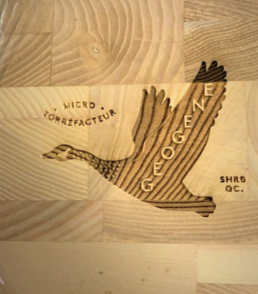 Pièce de bois aux motifs concentriques gravée pour MICRO TORRÉFACTEUR GEOGENE par Systana Gravure Laser