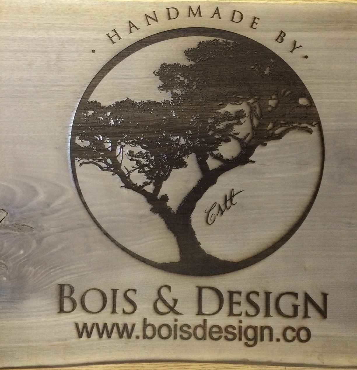 Plaque en bois gravée du superbe logo de BOIS &amp; DESIGN réalisé par Systana Gravure Laser
