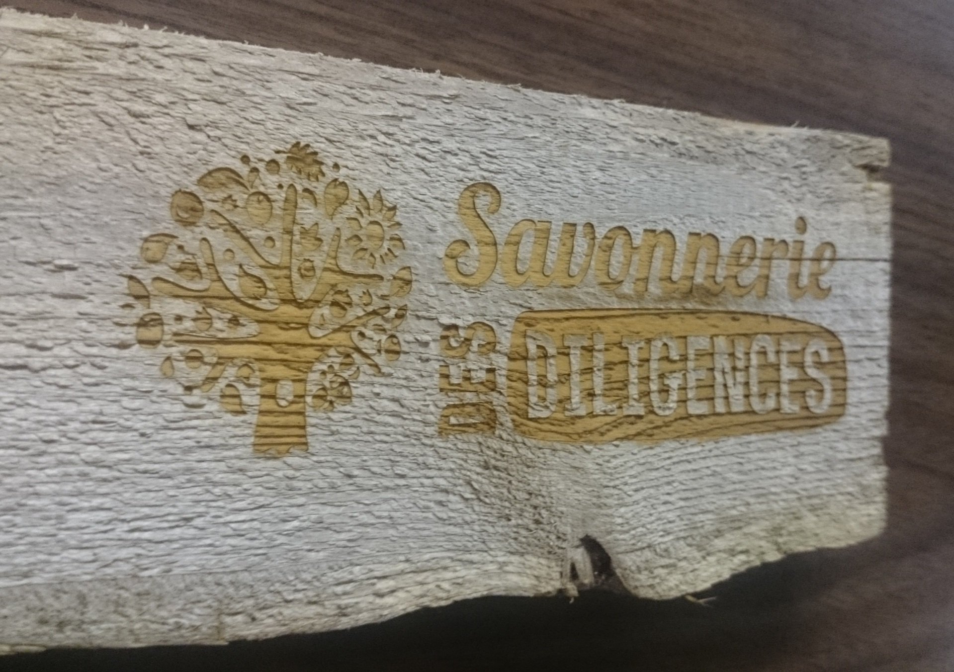 Morceau de bois rustique gravé du Logo 'Savonnerie des Diligences' créé par Systana Gravure Laser