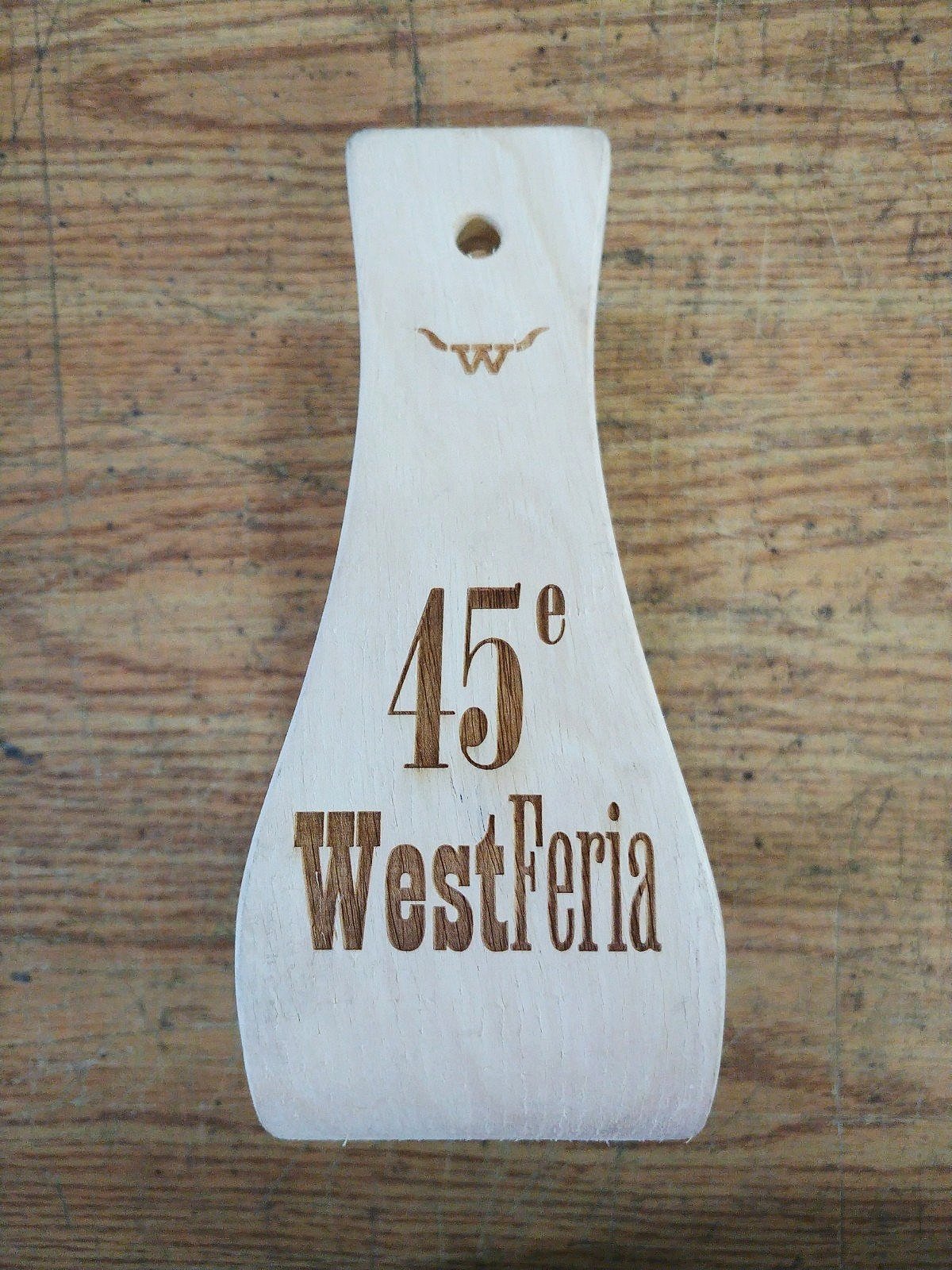 Étrier en bois pour souligner la 45e édition du WestFeria de Sorel, réalisé par Systana Gravure Laser