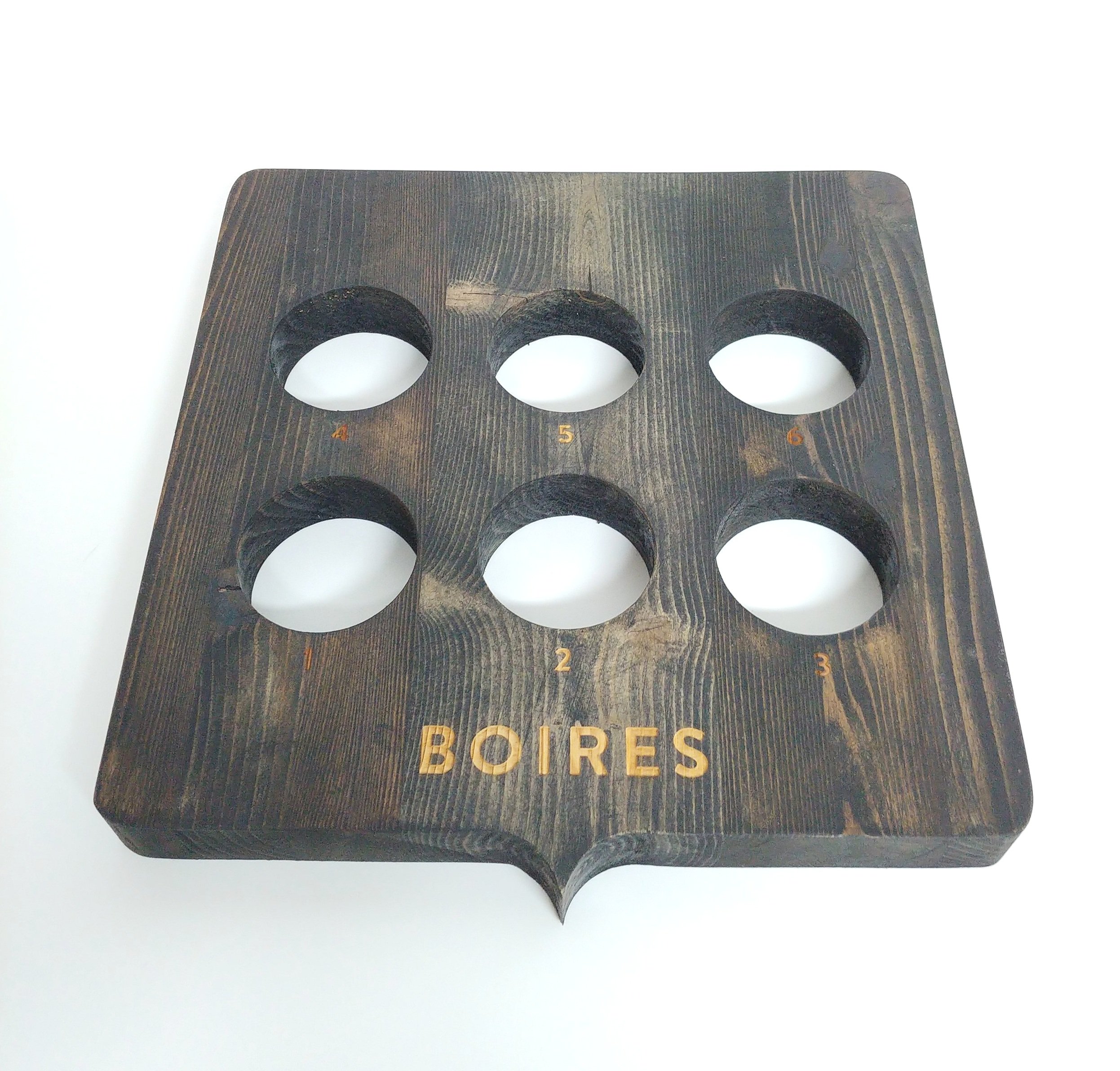 Support en bois brun-noir avec six trous pour contenir des verres de dégustation avec le logo Boires gravé pas Systana Gravure Laser