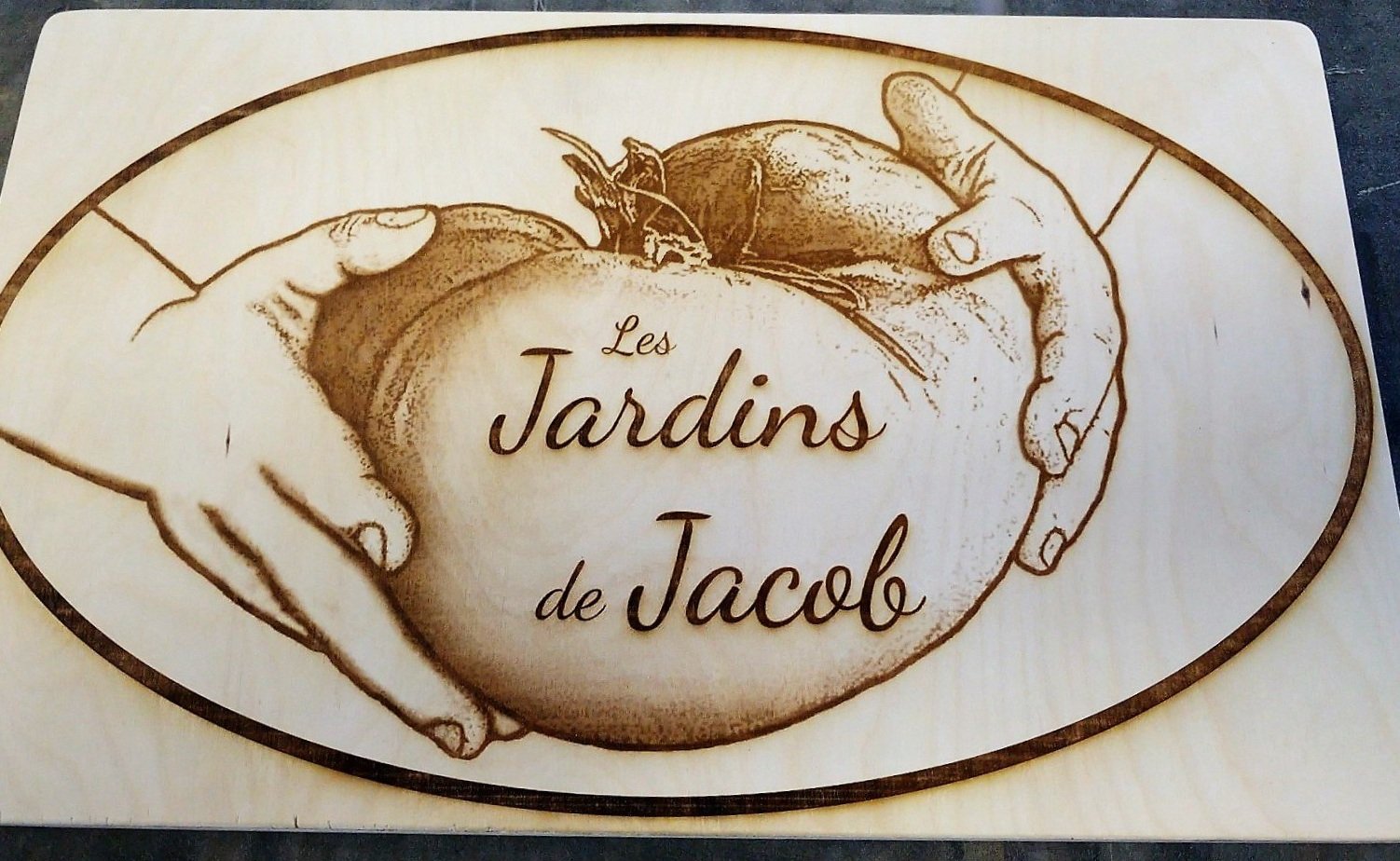Plaque de bois gravée du logo 'Les Jardins de Jacob' marqué au laser par Systana Gravure
