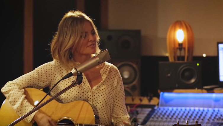 Amanda King singer songwriter performer.PNG