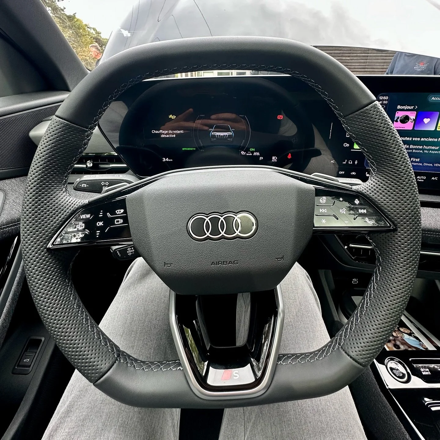 Votre avis sur les nouveaux int&eacute;rieurs @audi ? 

On pourrait dire que c&rsquo;est moderne et audacieux.

#Audi #ETron #Q6 #Interior #Interieur #Q6