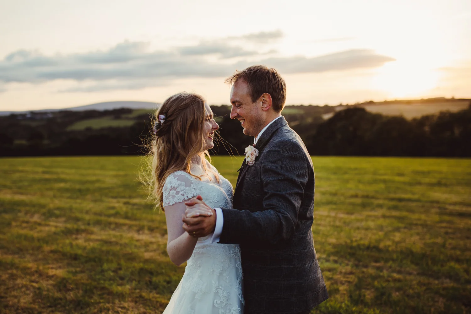 THE_OAK_BARN_DEVON_WEDDING_PHOTOGRAPHER-72.jpg