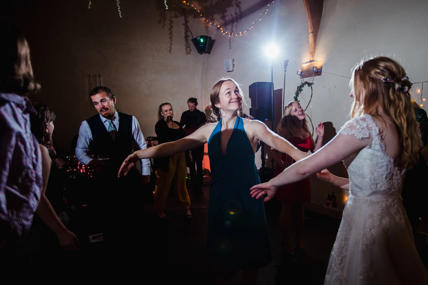 THE_OAK_BARN_DEVON_WEDDING_PHOTOGRAPHER-86.jpg
