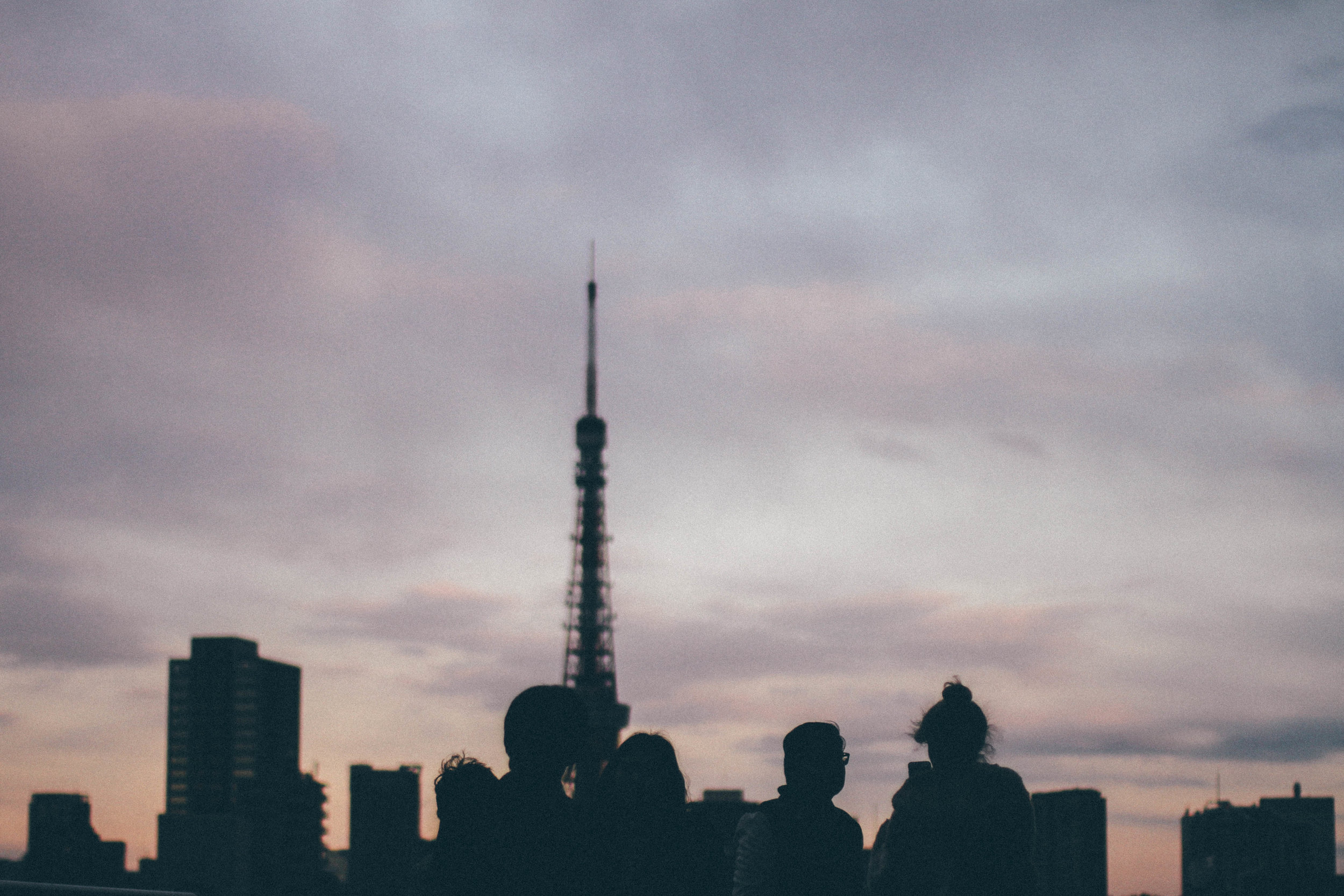 CITY SOUNDS ROPPONGI HILLS, ROPPONGI, TOKYO When my dad was in Tokyo we went to see a movie together, something we often do at home. We watched Batman vs Superman at the fancy movie theatre in Roppongi Hills. After the movie we walked out to see the view of Tokyo Tower and I snapped this shot. Something about it makes me feel the cool breeze of the city and... strangely enough, makes me hear music. Has a photo ever done that to you? made you hear sound? Because this one does. It's the buzz of a city mixed with the chatter of friends paired with the radio playing in the background from some obscure restaurant down the street. That's the city sound. 