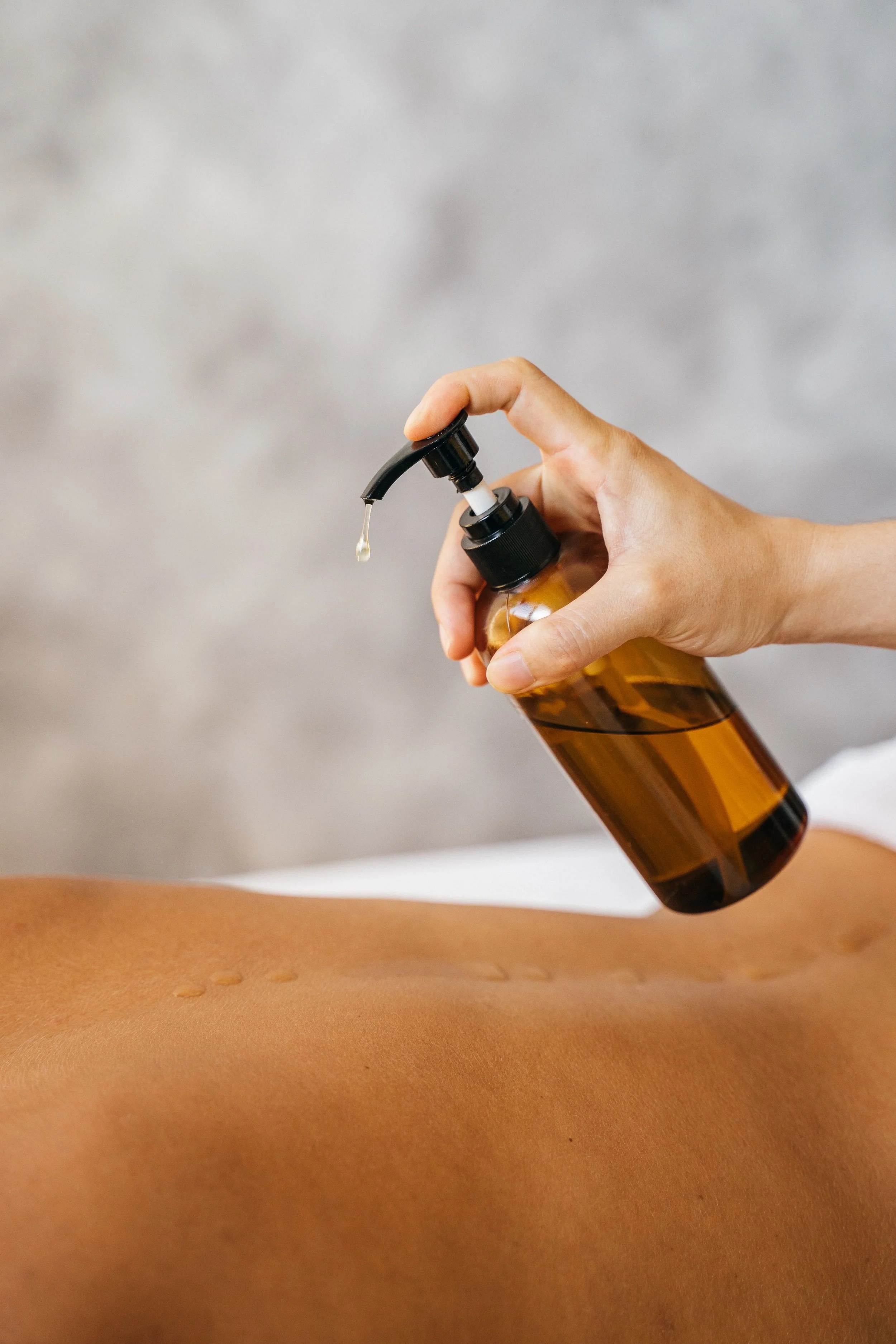 Raindrop therapy massage with essential oils at Pure Eco Spa