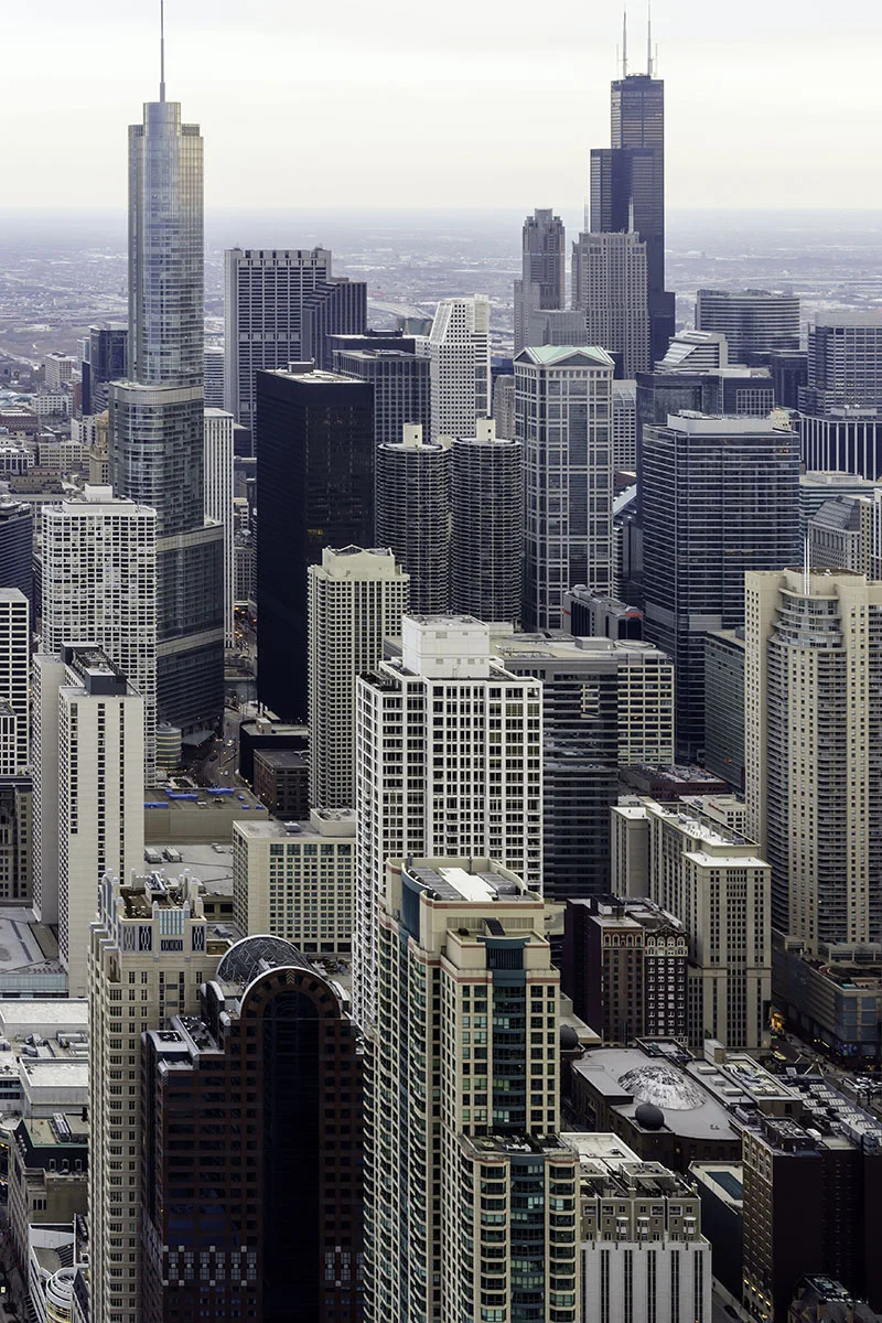Skyline of downtown Chicago, Illinois, USA, early evening in April 2014