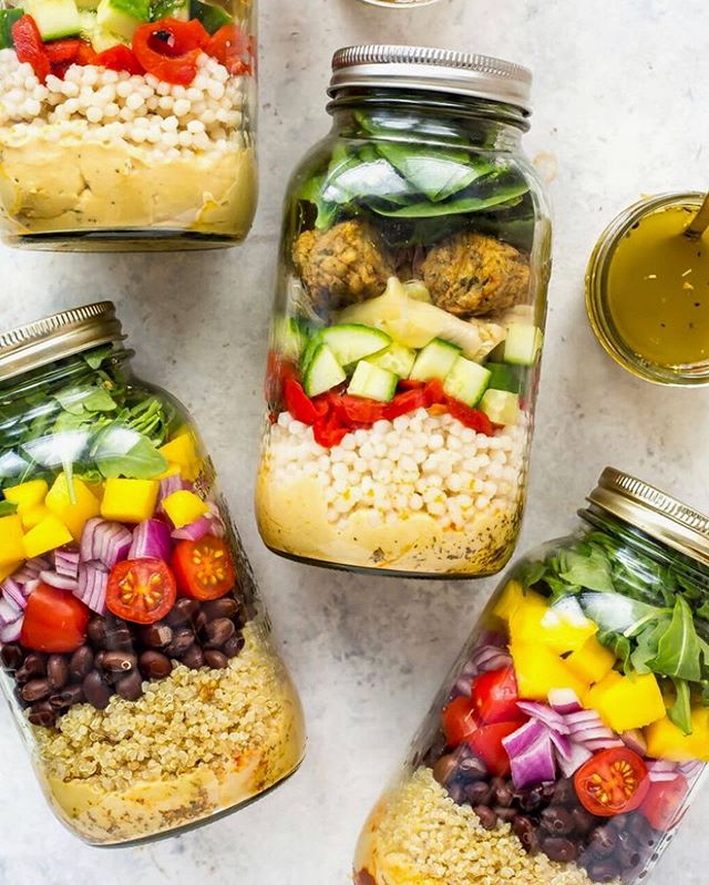 Meal prepping your work lunches just got easier with these DIY Mason Jar Salads!! 🥗😍 Swipe for the order of #ingredients and see their guidelines below:
-----------------------------------------------------------
1️⃣Salad Dressing - Mix your ingred