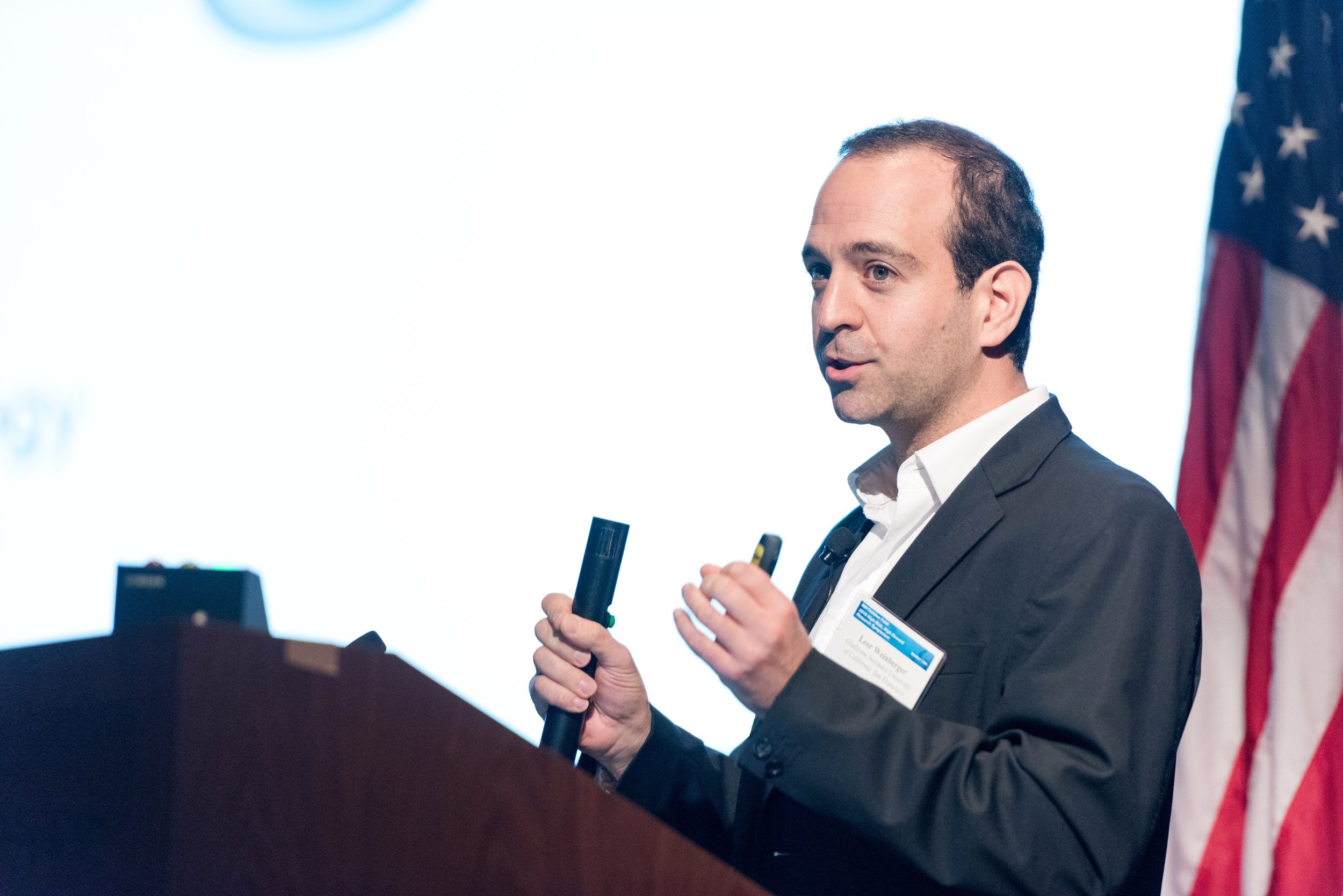  Leor giving a presentation at the 2016 NIH High-Risk, High-Reward Research Symposium. 