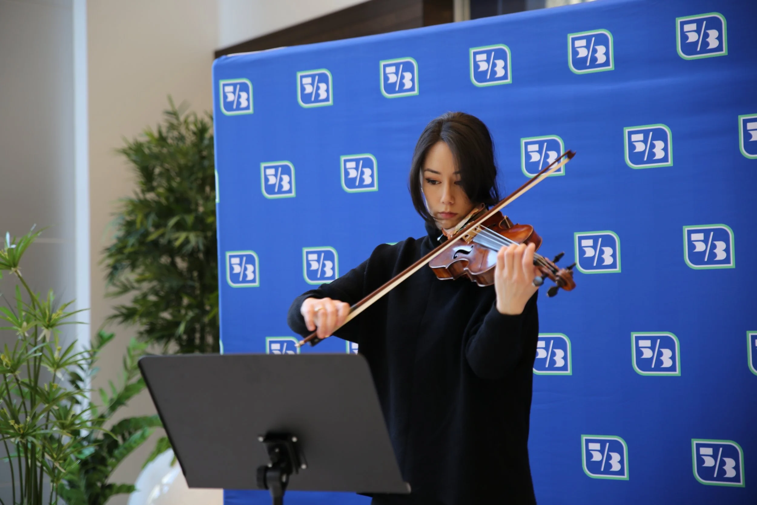 Evin Blomberg, violin