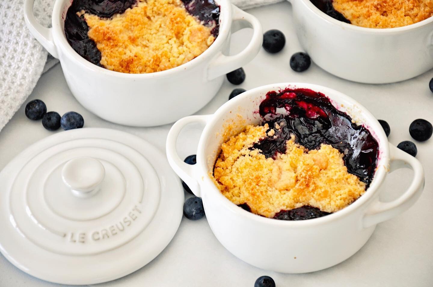 Summer Blueberry Crumbles. Super simple, super fresh, super delicious summer dessert. Easily gluten free with @cup4cup gluten free flour in the crumble. Prepared for individual servings  in @lecreuset mini coccettes. 
-
-
-
#blueberrycrumble #gigisty
