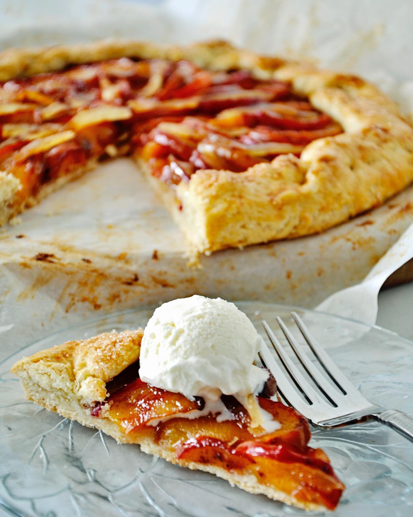 Something about stone fruit season&hellip; A delightful Plum Gallette with a light and flaky pastry and amaretto ice cream. Late summer heaven. 
-
-
-
#stonefruit #gigistyle #plum #gallette #dishoftheday #bonappetit #saveurmag #bonappetitmag #foodnet