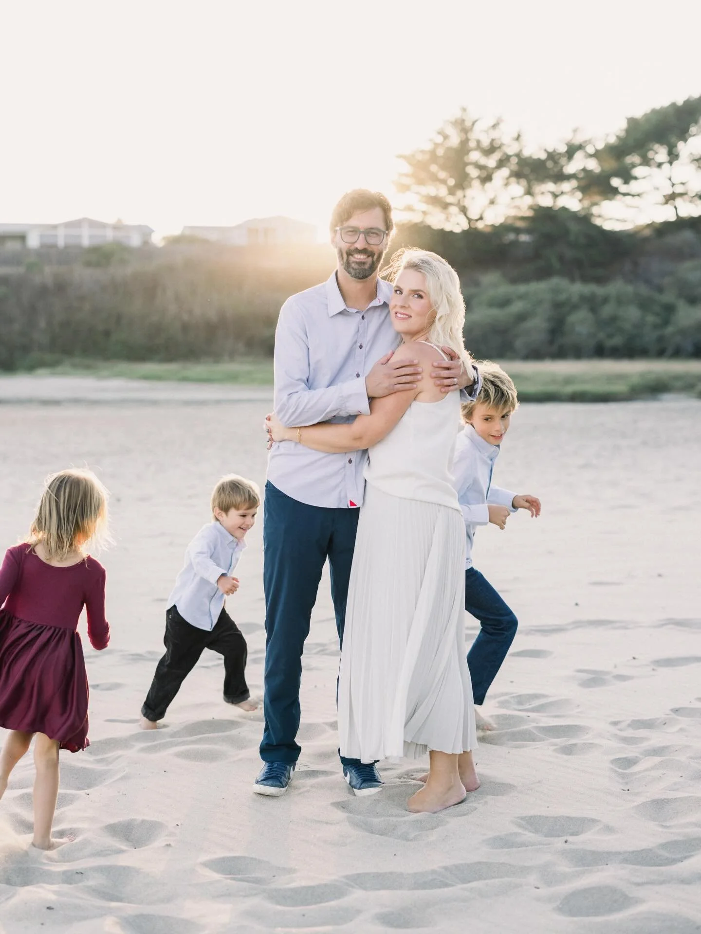 The magic that is those last 30 minutes of sun at the beach &hellip; ✨✨✨ 

Let them get dirty. Let them run. Let them laugh. Let them play. ✨✨✨

#family #familyphotoshoot #familyphotography #fallphotos #beachphotoshoot #documentlife