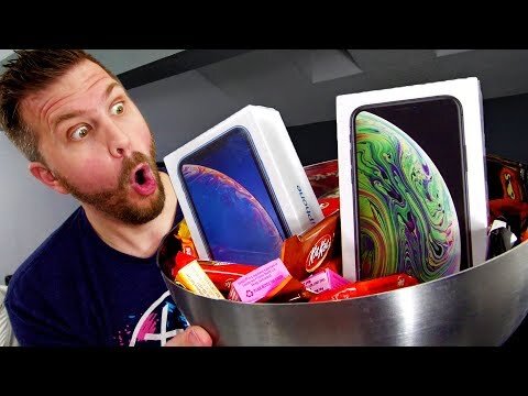 I Gave Out $1000 iPhone XS for Halloween! Reactions Were Priceless! (Copy)