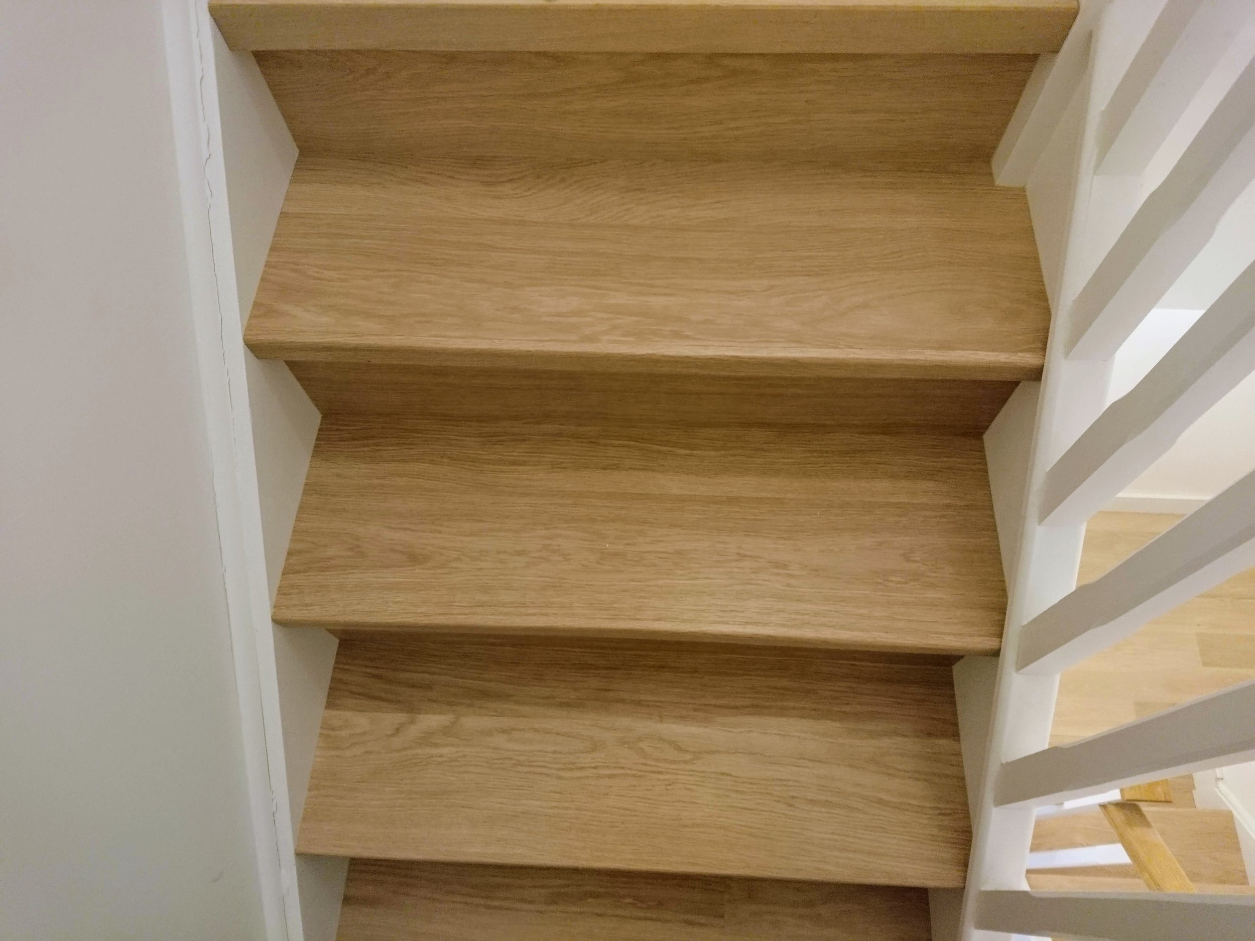  Quick-Step flooring on your staircase . Quick-Step planks not only look great on the floor; you can also use them to finish your staircase and create a harmonious interior. Whether you want to cover new stairs or renovate an existing staircase . 