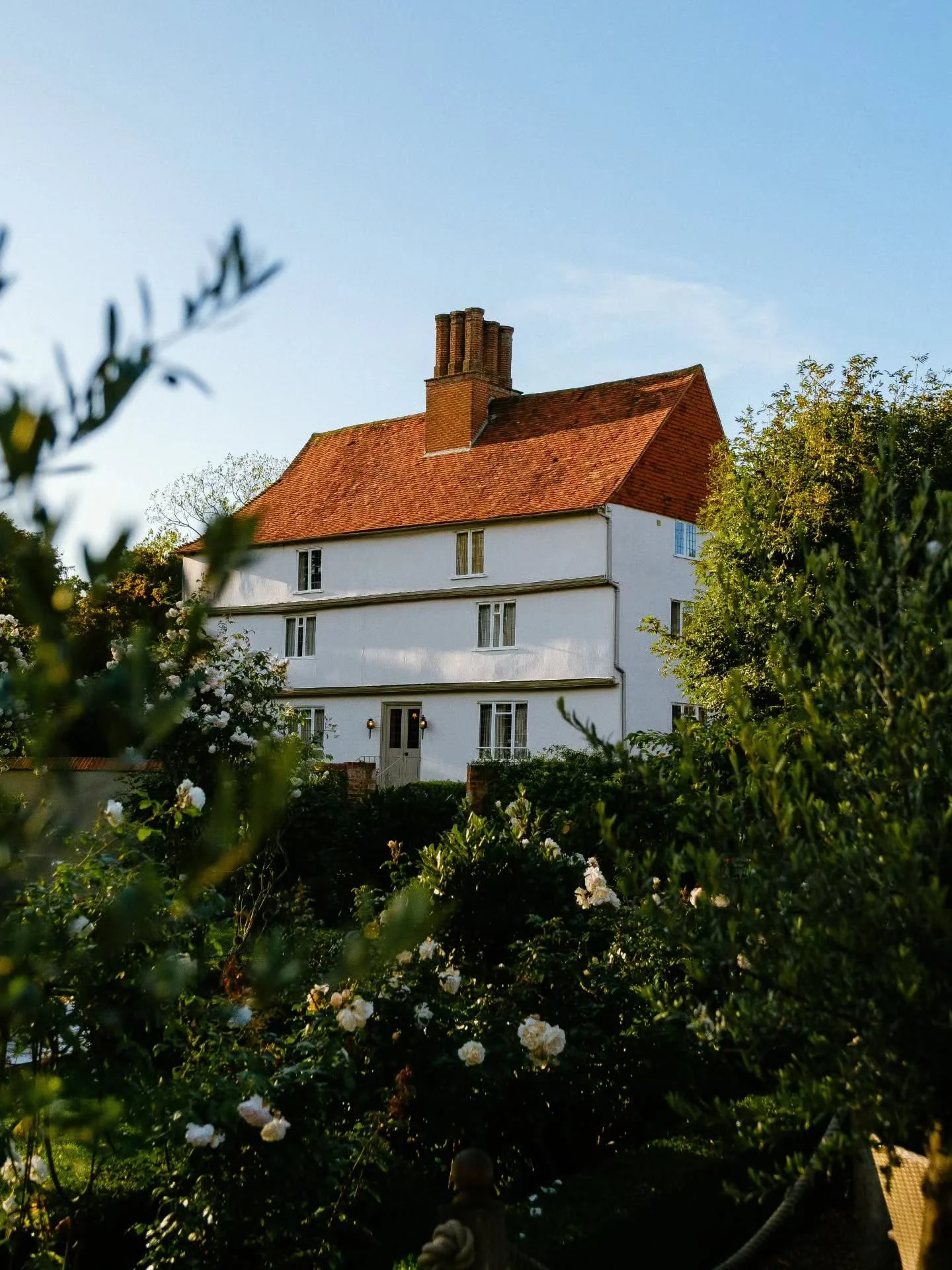 The beautiful Nicole and Pete at the forever amazing @houchinsweddingvenue 
The rain wasnt on our side but it buggered off just in time to get some lovely shots!