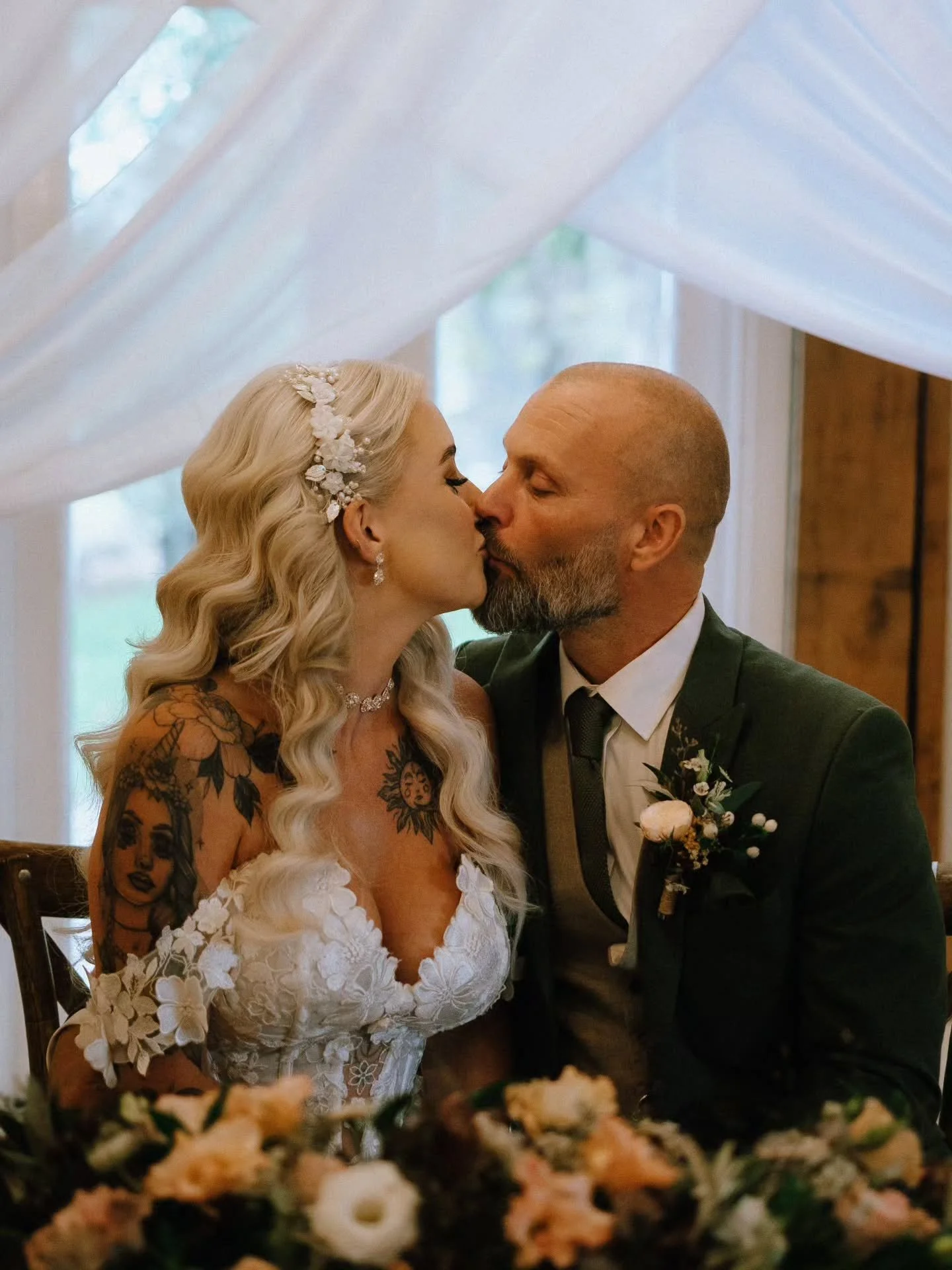 Louise and Matt 💍 Down at @vaultymanor partying into the night. Lots of laughs and once again the rain came down hard but we still managed to get some amazing stuff.

Lovely working with @periorrinbridalhair
Again and meeting @makeupbyrosieauer  @da