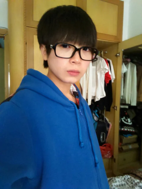 Chrome Moe on break…who’s inadvertently a dead-ringer for Karamatsu.